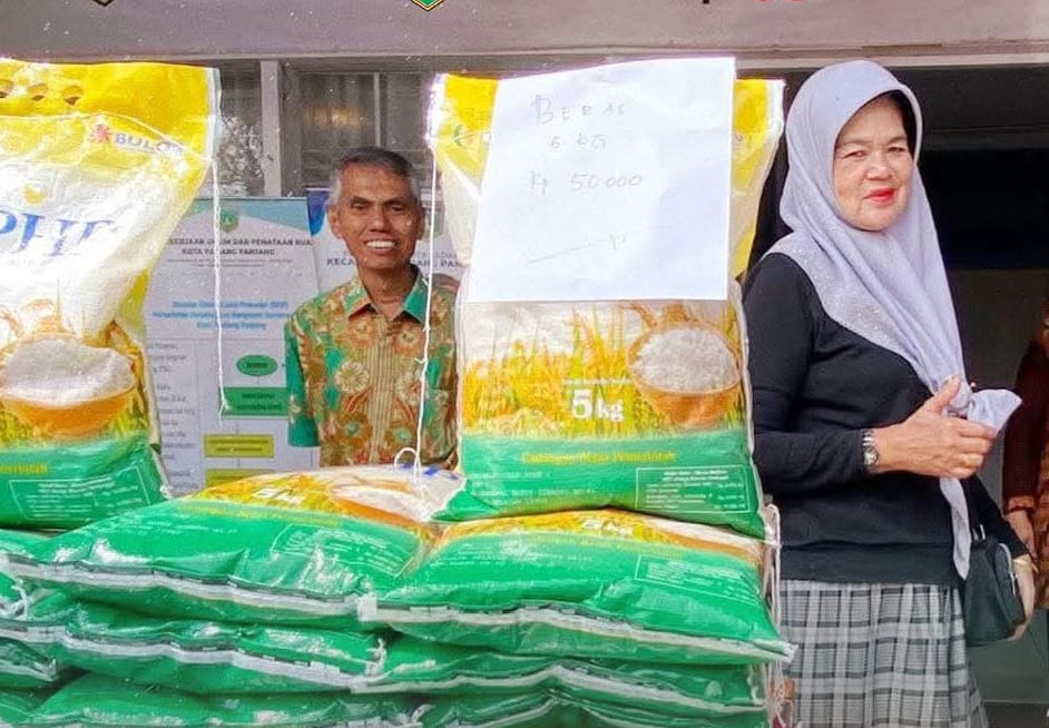Penjualan sembako murah di Kantor Camat Padang Panjang Timur.
